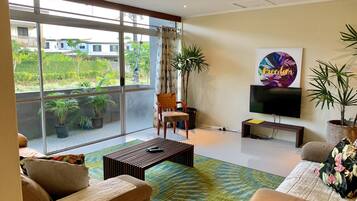 Casa, 3 habitaciones | Área de sala de estar | Televisión de pantalla plana