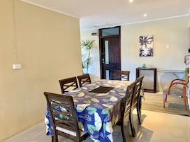 Casa, 3 habitaciones | Servicio de comidas en la habitación