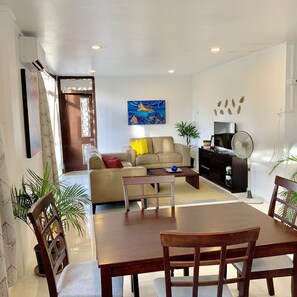 House, 2 Bedrooms | In-room dining