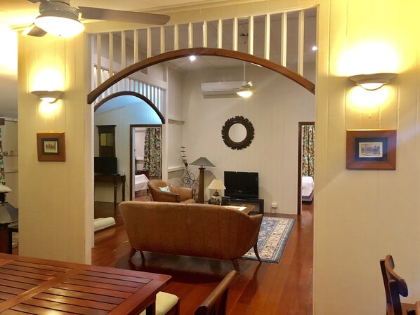 Hus, 3 soverom | Oppholdsområde | Flatskjerm-TV