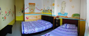 Driepersoonskamer, privébadkamer | 1 slaapkamer, een strijkplank/strijkijzer, gratis wifi, beddengoed