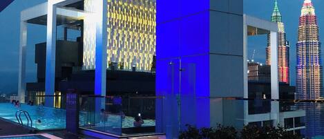 Hồ bơi ngoài trời, mở cửa từ 10:00 đến 22:00, ghế dài tắm nắng