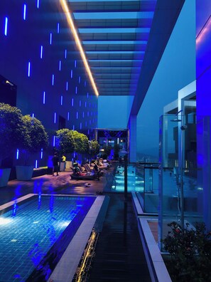 Una piscina al aire libre (de 10:00 a 22:00), tumbonas