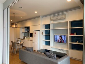 Superior Apartment | Living area | 32-inch LED TV with cable channels, TV - Platinum Service Suites KLCC (Kuala Lumpur)