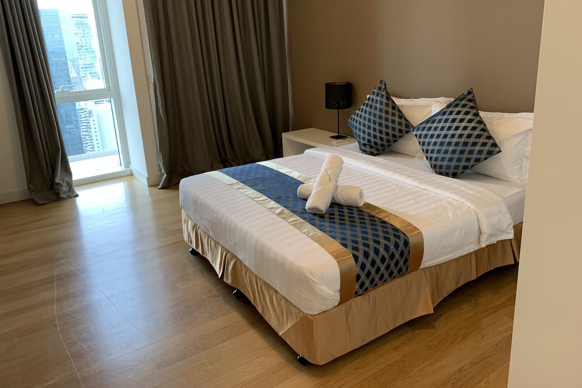 Muebles diferentes, escritorio, cortinas blackout y insonorización