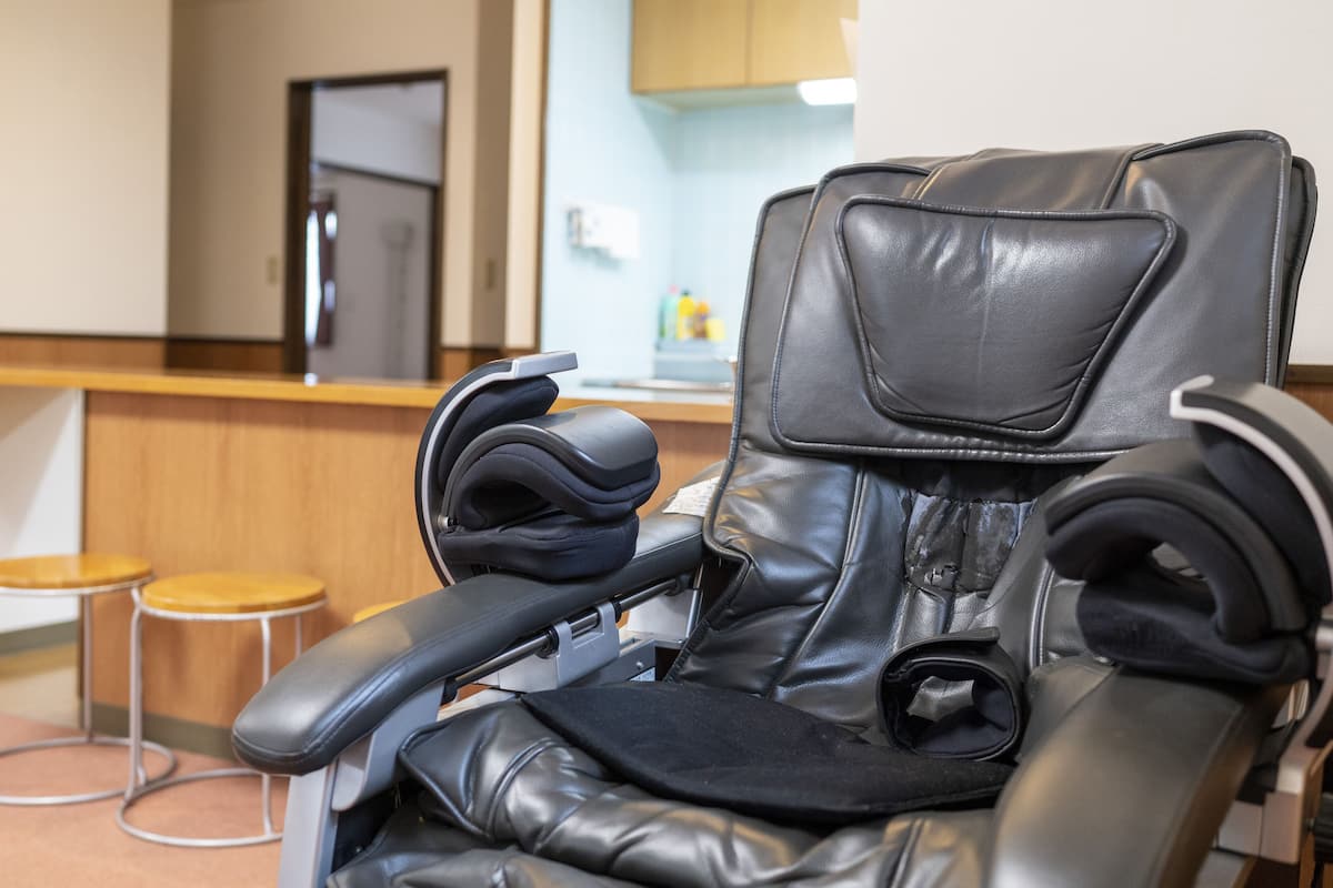 Cottage (with Massage Machine) | Woonruimte | Een flatscreentelevisie