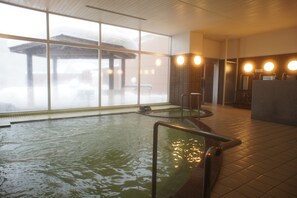 Dusj, regndusjhode, toalettartikler (inkludert) og hårføner