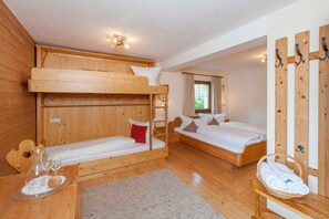 1 chambre, coffre-fort, bureau, lit de bébé portatif