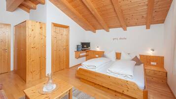 1 chambre, coffres-forts dans les chambres, bureau, lit parapluie