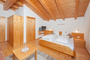 1 chambre, coffres-forts dans les chambres, bureau, lit parapluie