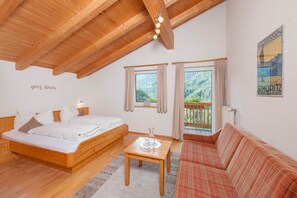 1 bedroom, in-room safe, desk, travel cot