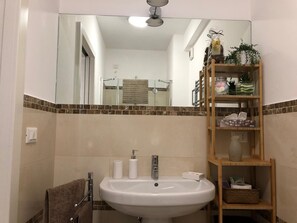 Dusche, Haartrockner, Hausschuhe, Bidet
