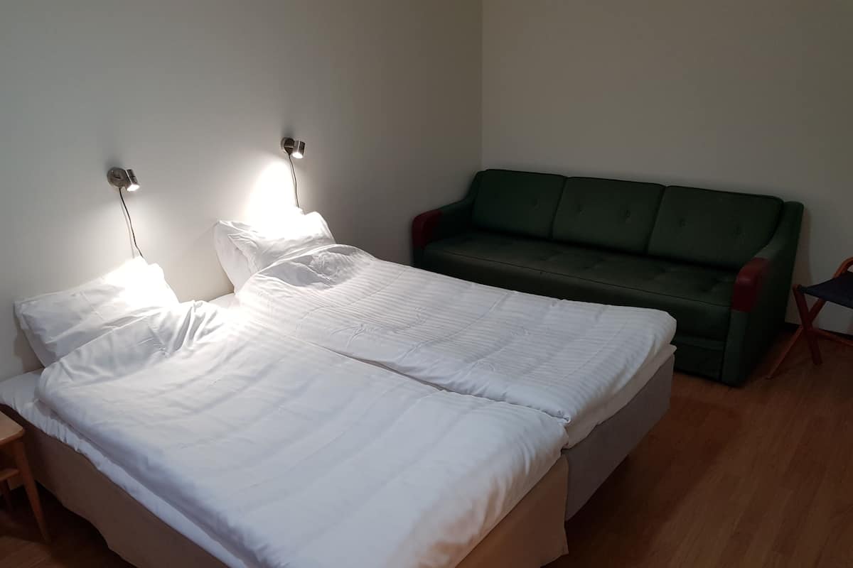 Chambre Économique Double ou avec lits jumeaux, 2 lits une place, salle de bains commune | Bureau, espace de travail pour ordinateur portable, Wi-Fi gratuit