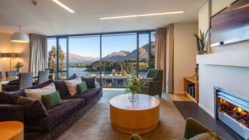 Apartment, 3 Bedrooms, Lake View | Ruang tamu | 49 inci sebuah televisyen pintar dengan digital, pendiangan