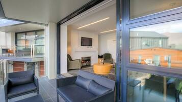 Leilighet, 2 soverom, balkong, utsikt mot innsjø | Balkong