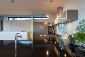 Apartment, 3 Bedrooms, Lake View | Private kitchen
