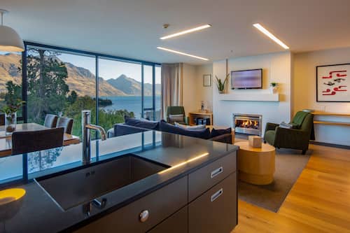 Apartment, 3 Bedrooms, Lake View | Private kitchen | Full-size fridge, microwave, oven, stovetop