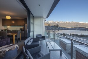 A modern living area with a balcony overlooking a lake and mountains. - Panorama Terrace Apartments, Element Escapes (Queenstown)