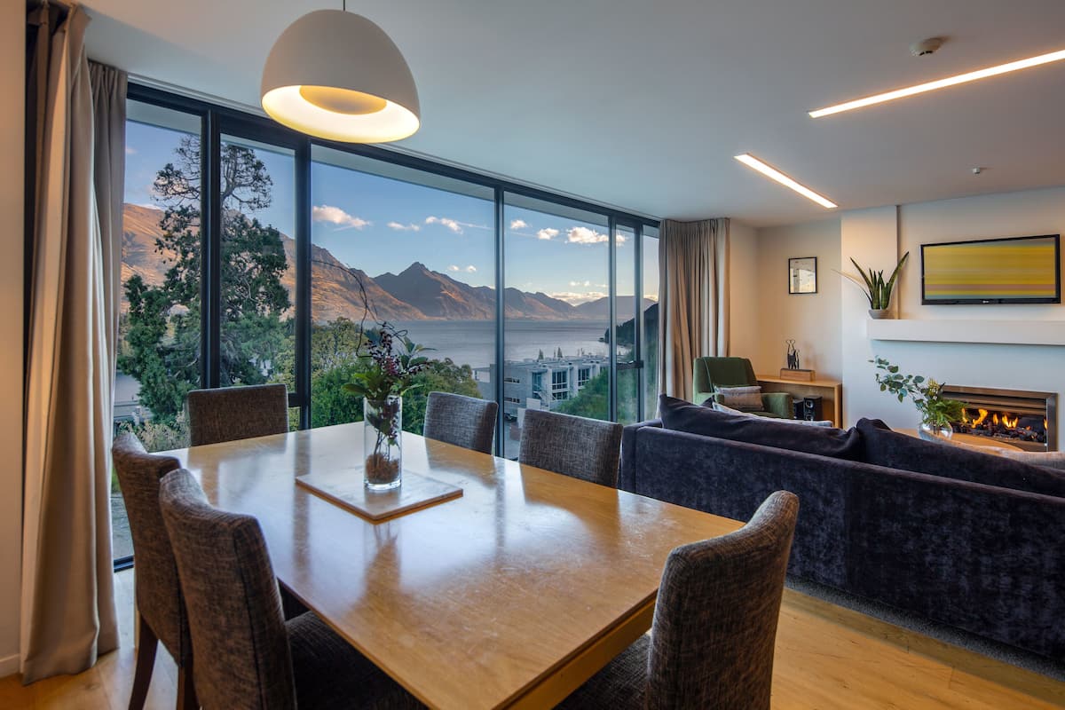 Apartment, 3 Bedrooms, Lake View | Makan dalam bilik