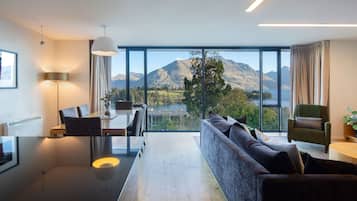Departamento, 3 habitaciones, vista al lago | Área de sala de estar | Smart TV de 49 pulgadas con canales digitales y chimenea