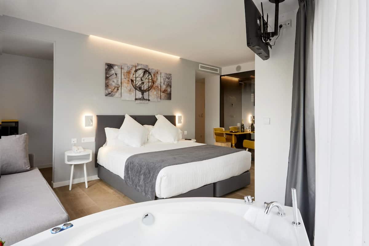 Studio, Jetted Tub | Minibar, in-room safe, desk, laptop workspace