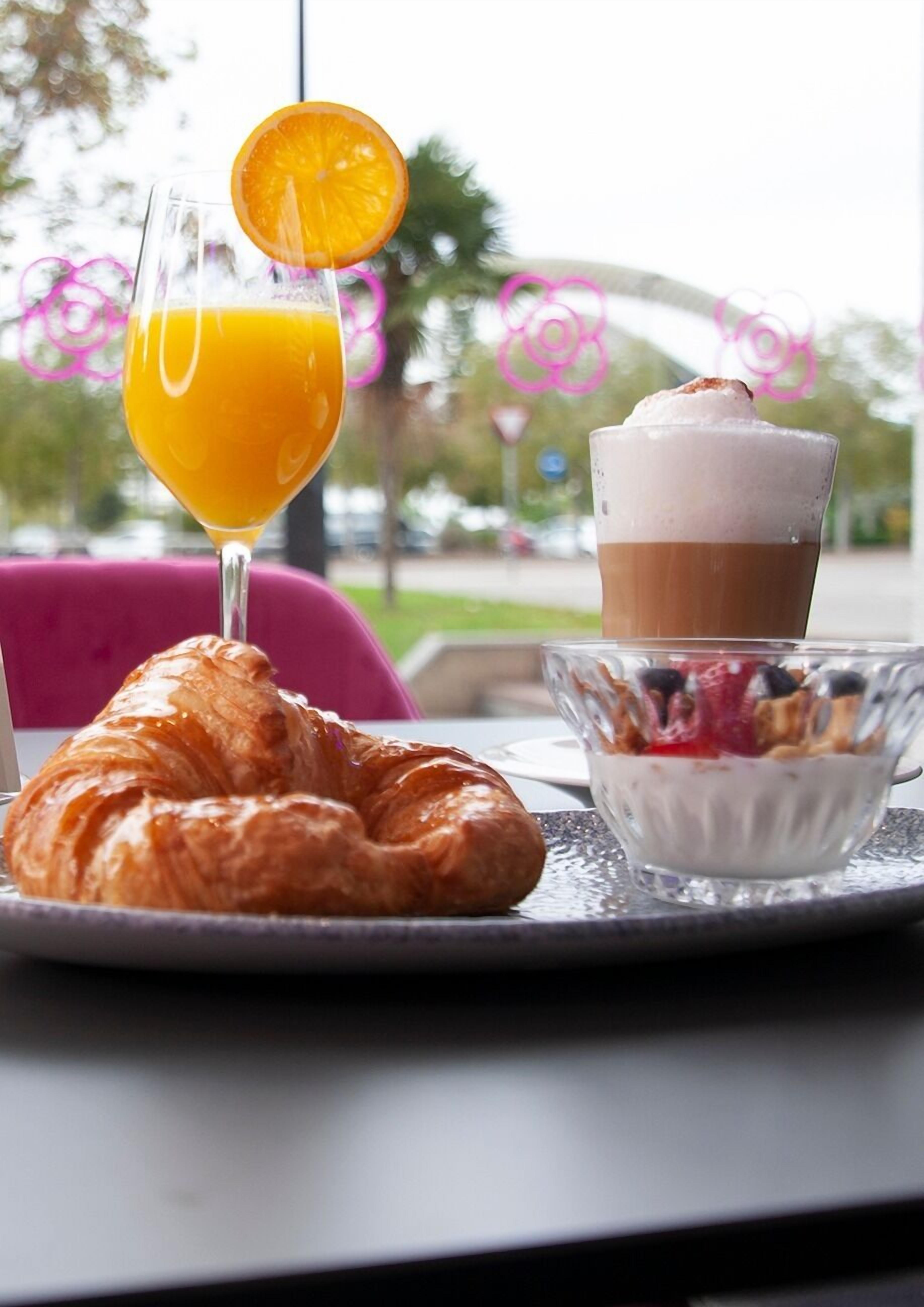 daily cooked-to-order breakfast (eur 13 per person)