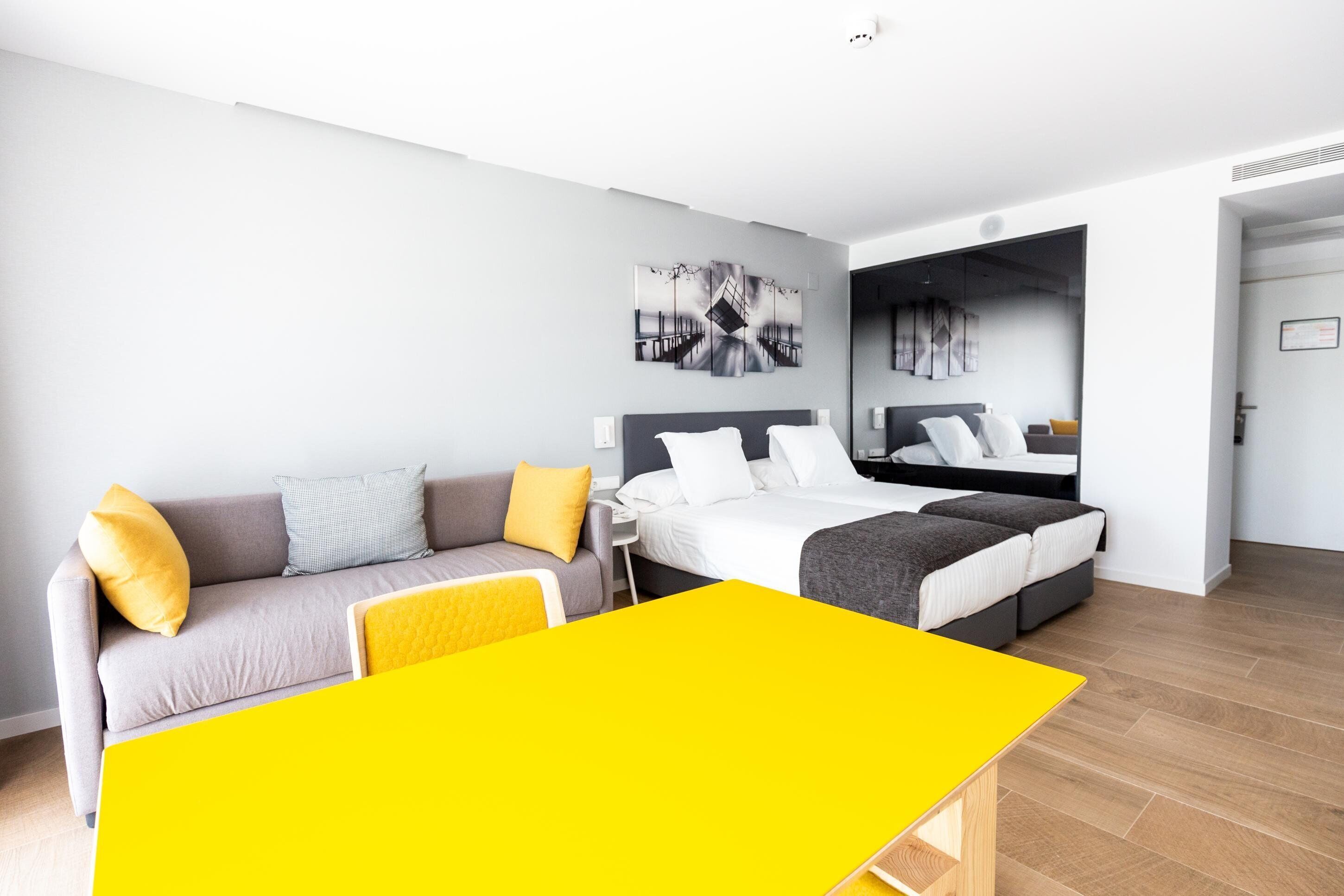 Familjerum - pentry - utsikt mot parken | Minibar, värdeförvaringsskåp på rummet och skrivbord