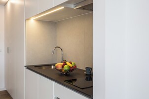 Habitación familiar, cocina básica, vistas al parque | Cocina privada | Microondas y hervidor eléctrico