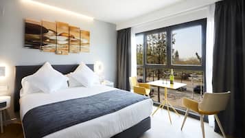 Minibaari, tallelokero huoneessa, työpöytä