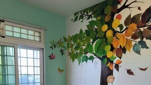 Familie-studiosuite, balkong | Skrivebord, blendingsgardiner og wi-fi (inkludert)