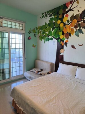 家庭開放式套房, 陽台 | 書桌、遮光布/窗簾、免費無線上網