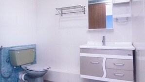 Shower, free toiletries, bidet, towels - Hotel O yfair Hotel (Kuching)