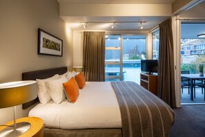 Apartamento, 2 habitaciones, 2 baños, vistas a la montaña | 2 dormitorios y espacio para trabajar con un portátil