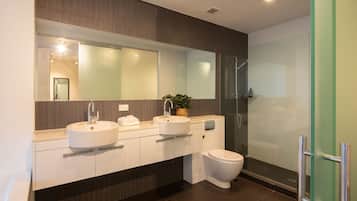 Apartment, 2 Bedrooms, 2 Bathrooms, Mountain View | Bilik Mandi | Pancuran mandi, kelengkapan dandanan diri mesra alam, pengering rambut