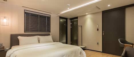 Standard Double Room | Laptop workspace, soundproofing, free WiFi, bed sheets