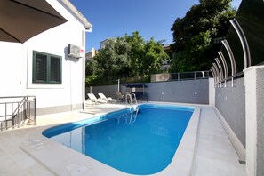 Piscine extérieure, chaises longues