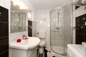 Maison, 4 chambres, piscine privée | Salle de bain | Douche, sèche-cheveux, peignoirs, chaussons