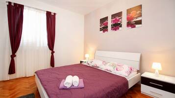 Ferienhaus, 4 Schlafzimmer, eigener Pool | 4 Schlafzimmer, Schreibtisch, schallisolierte Zimmer