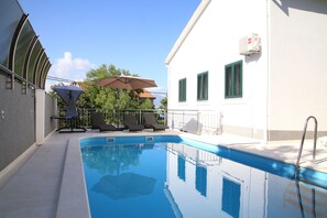 Outdoor pool, sun loungers - Luxury house with pool near the sea (Trogir)