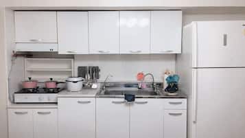 FULL HOUSE | Private kitchenette | Fridge, microwave, stovetop, coffee/tea maker
