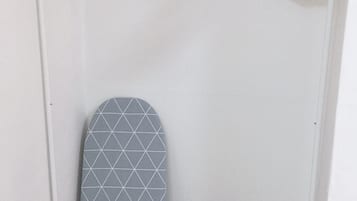FULL HOUSE | Iron/ironing board