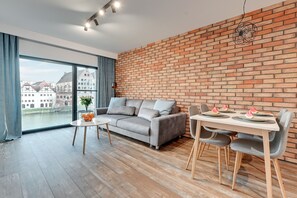 Leilighet – deluxe | Oppholdsrom | En 50-tommers Flatskjerm-TV med kabel-kanaler samt TV