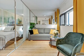 Leilighet – deluxe | Oppholdsrom | En 50-tommers Flatskjerm-TV med kabel-kanaler samt TV