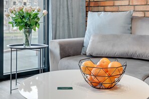 Lägenhet Deluxe | Vardagsrum | 50-tums platt-tv med kabelkanaler och tv