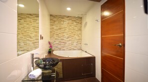 Exclusive Suite (Jacuzzi) | Private spa tub