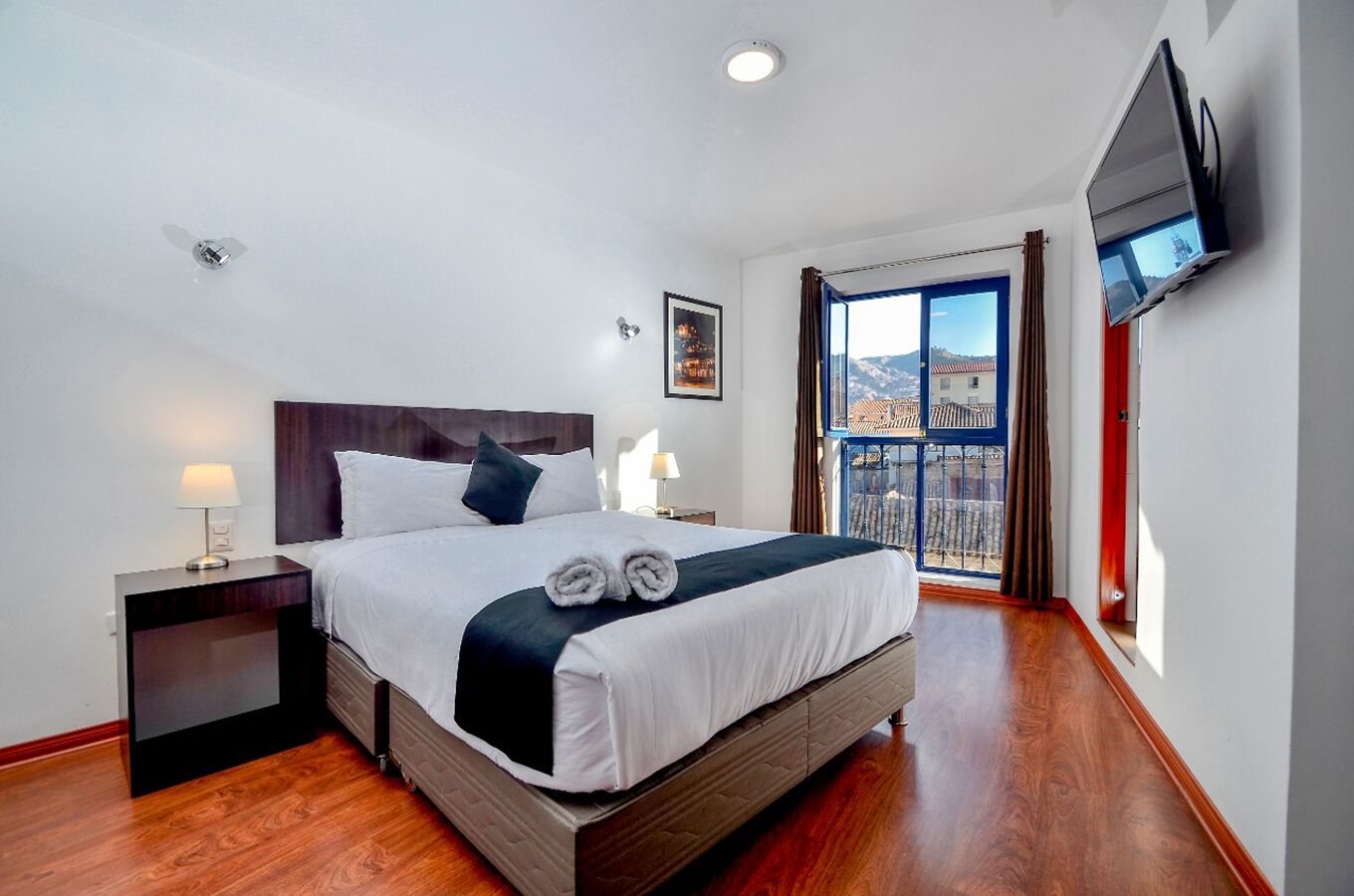 Escritorio, espacio para trabajar con laptop y cortinas blackout 