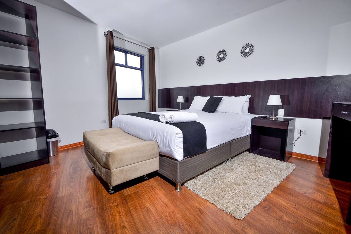 Suite – exclusive, massasjebadekar | Skrivebord, skrivebord for bærbar PC og blendingsgardiner