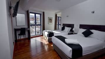 Escritorio, espacio para trabajar con laptop y cortinas blackout