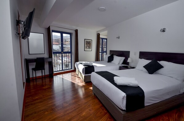 Habitación familiar | Escritorio, espacio para trabajar con un portátil, cortinas opacas