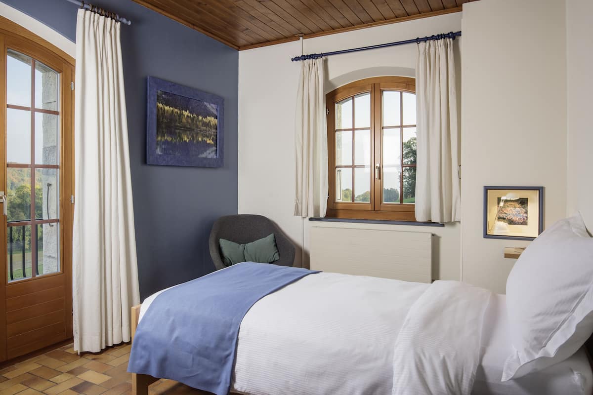 بديكورات فريدة لكل غرفة وطراز فريد لكل وحدة وستائر تعتيم وملاءات أسرّة